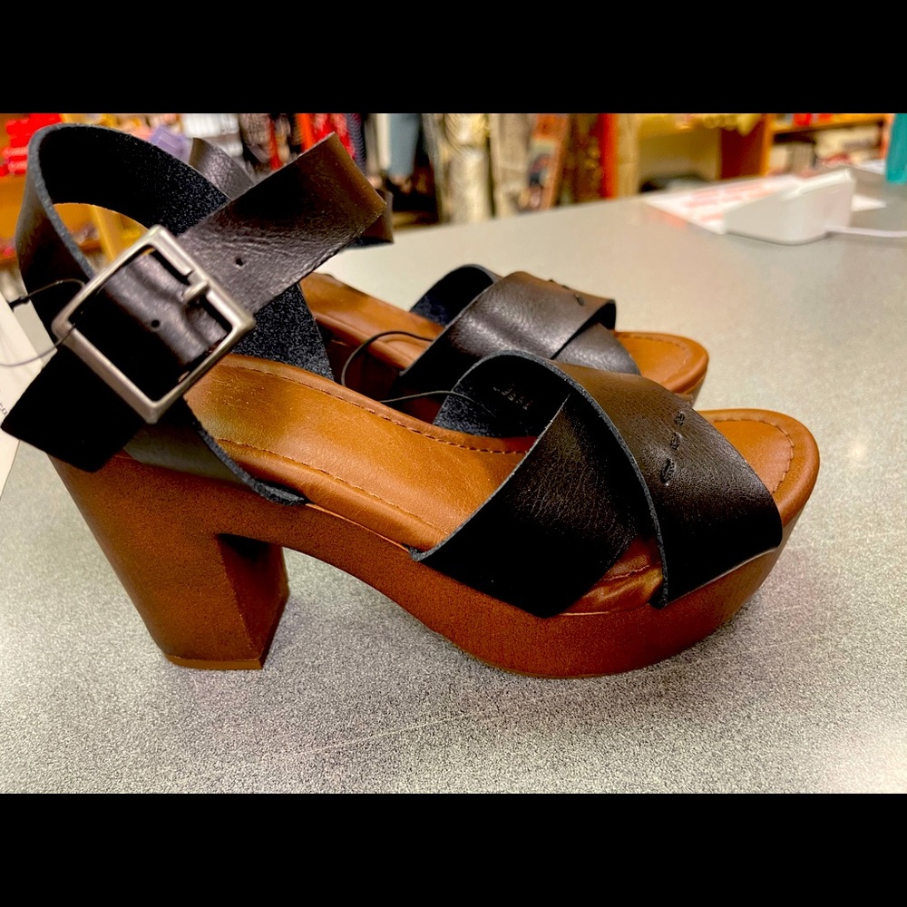 NWT Universal Thread women’s size 11 sandals